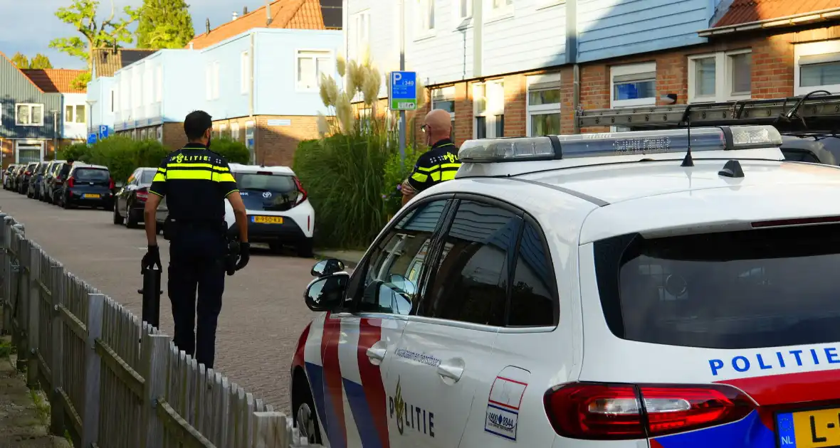 Politie zet woonblok dicht na mogelijke steekincident