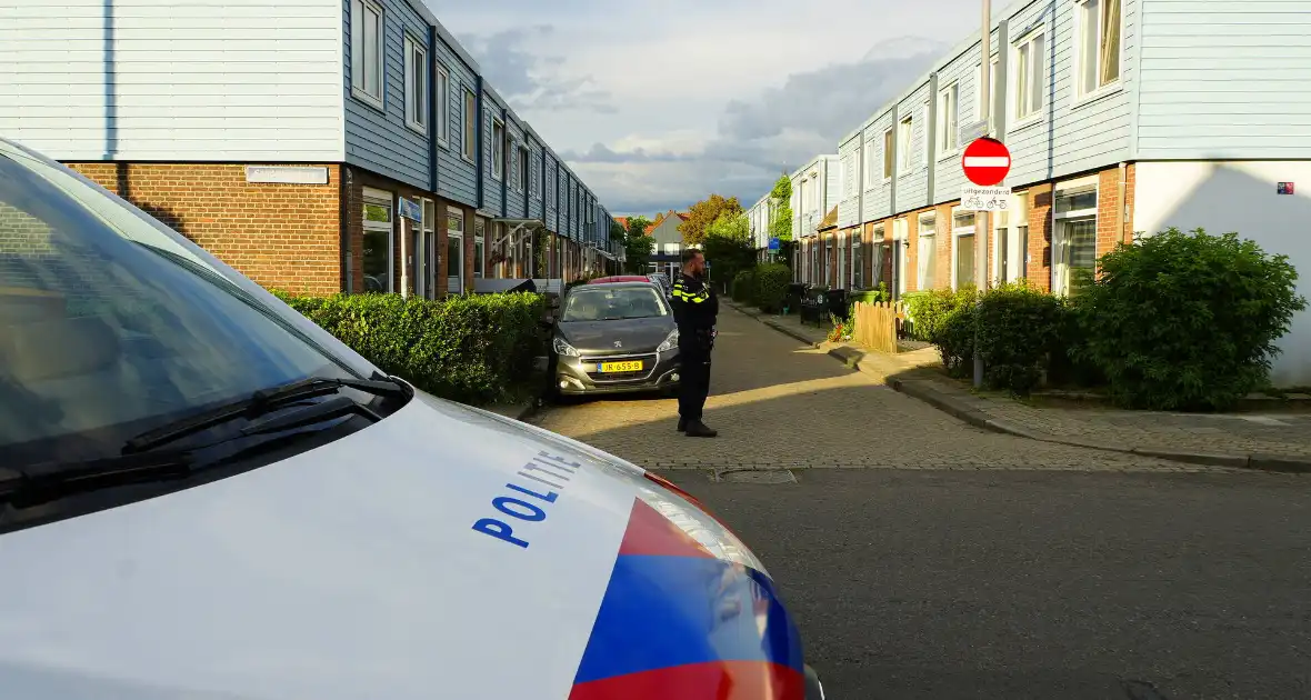 Politie zet woonblok dicht na mogelijke steekincident - Foto 1