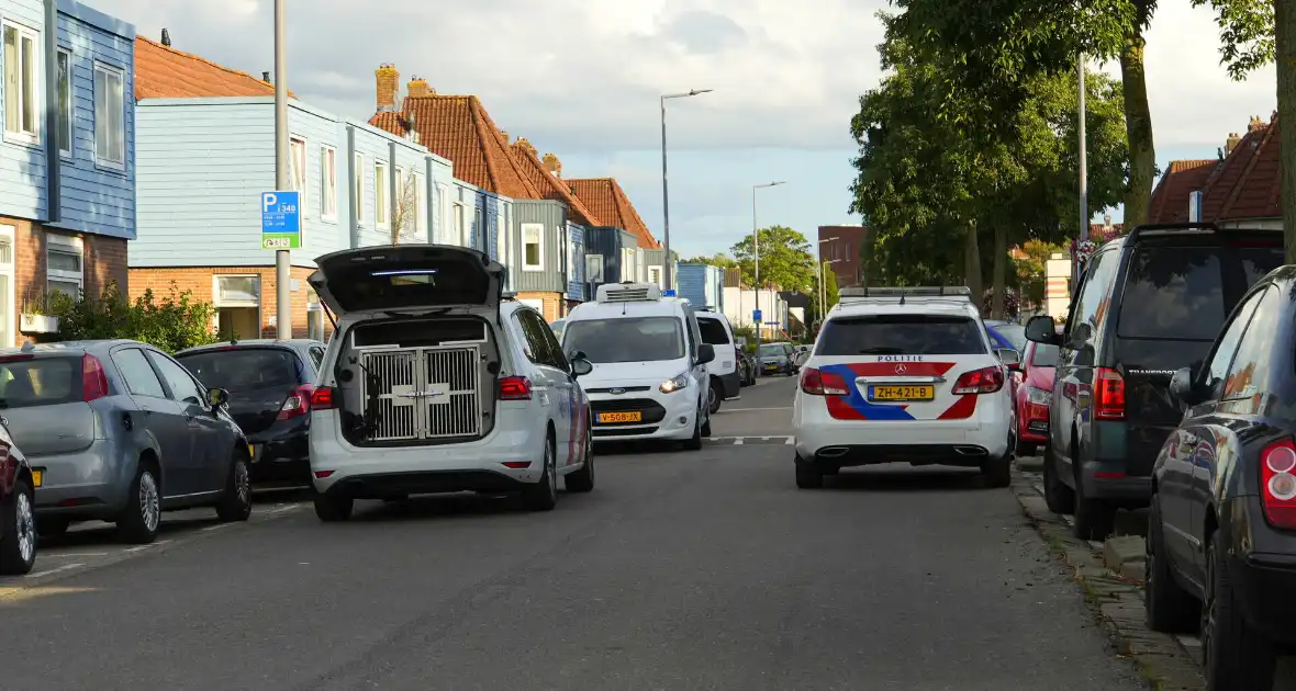 Politie zet woonblok dicht na mogelijke steekincident - Foto 2