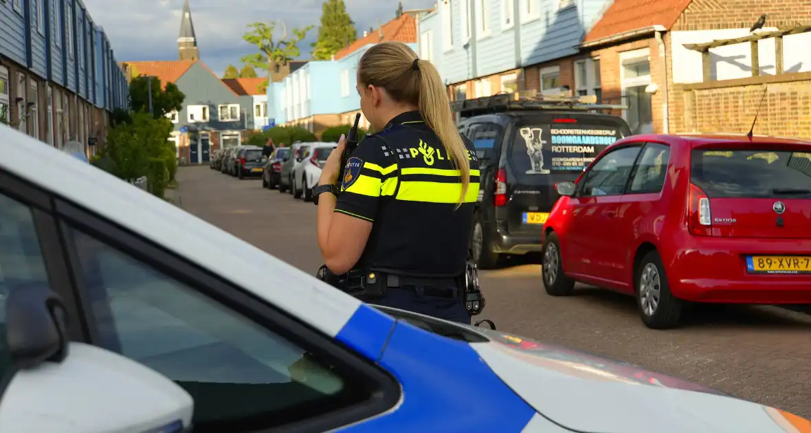 Politie zet woonblok dicht na mogelijke steekincident - Foto 3