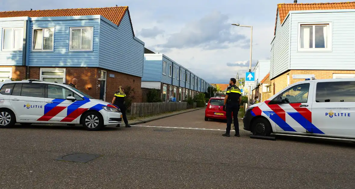 Politie zet woonblok dicht na mogelijke steekincident - Foto 4