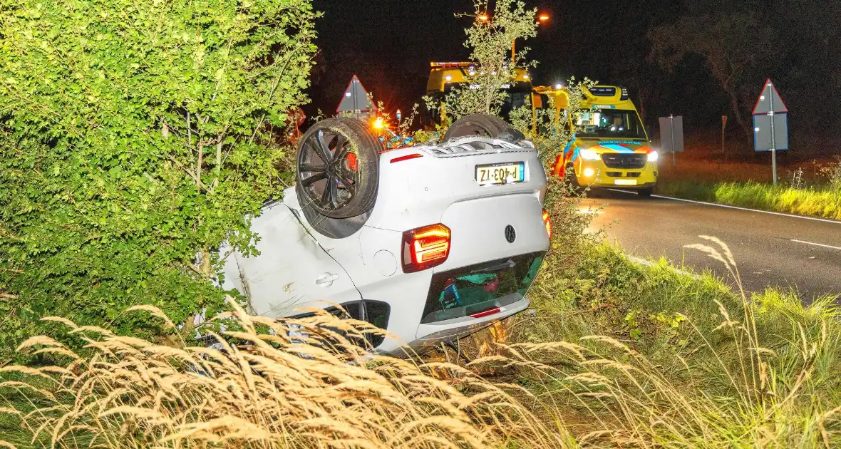 Auto belandt op de kop in bosschages