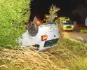 Auto belandt op de kop in bosschages