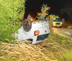 Auto belandt op de kop in bosschages