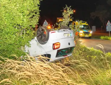 Auto belandt op de kop in bosschages