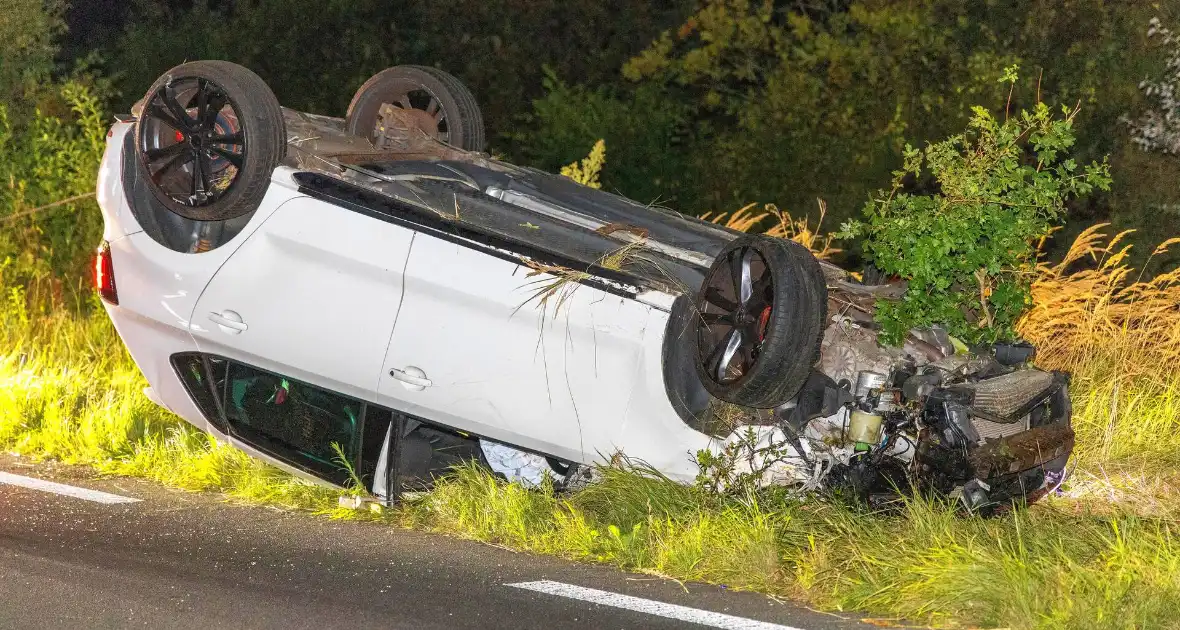 Auto belandt op de kop in bosschages - Foto 1