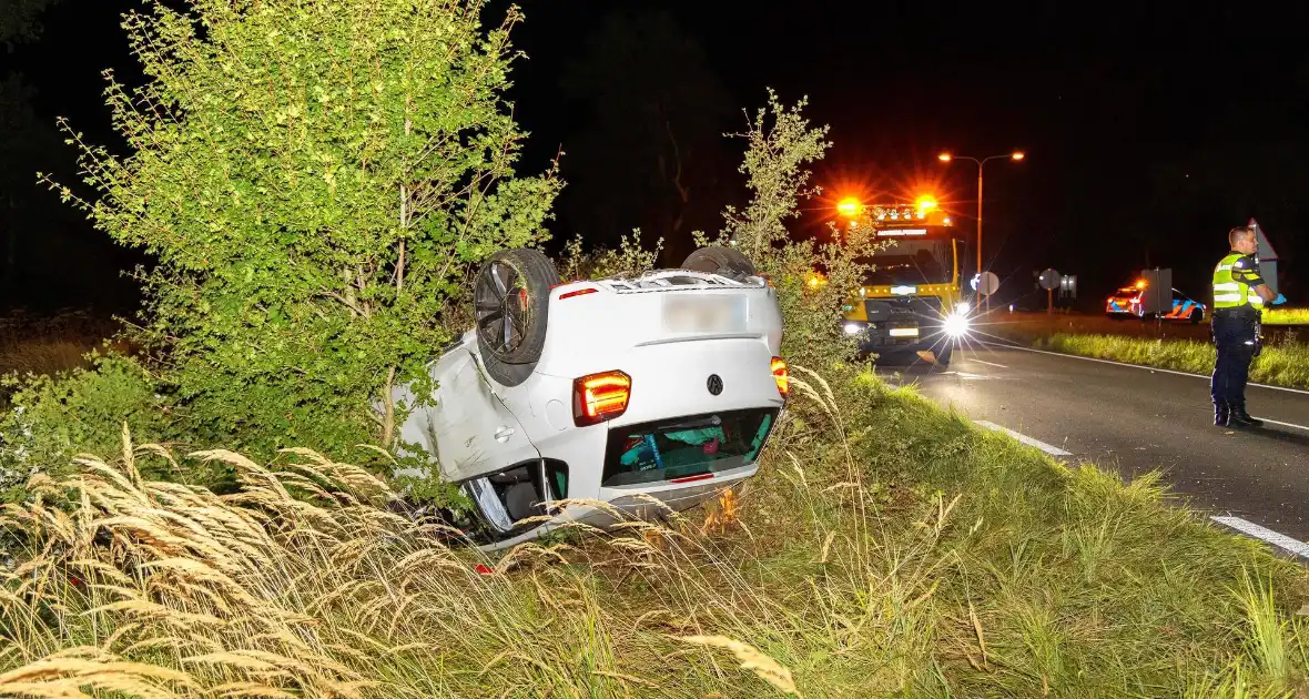 Auto belandt op de kop in bosschages - Foto 10