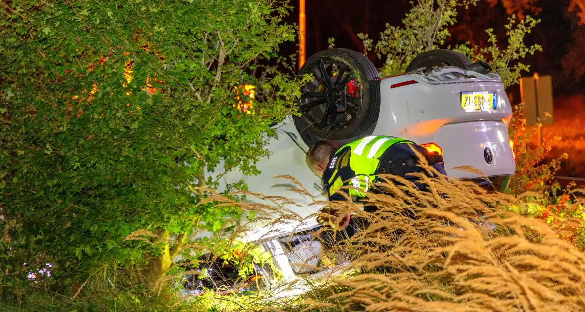 Auto belandt op de kop in bosschages - Foto 12