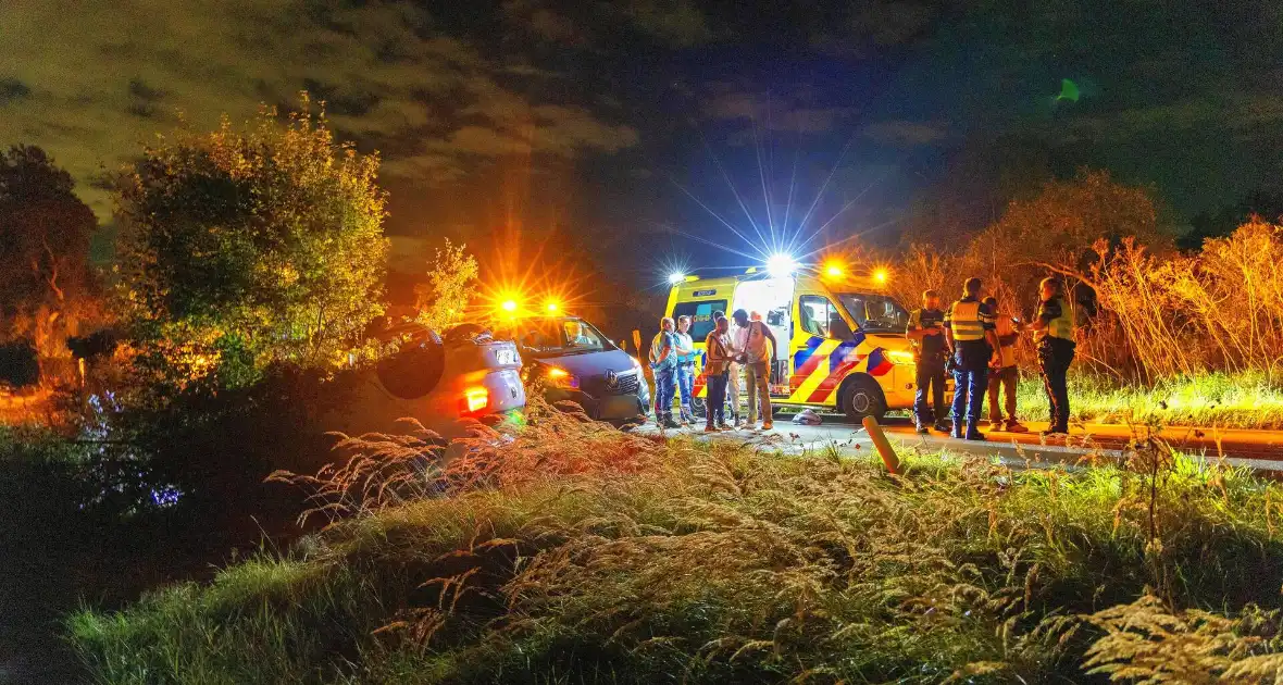 Auto belandt op de kop in bosschages - Foto 14