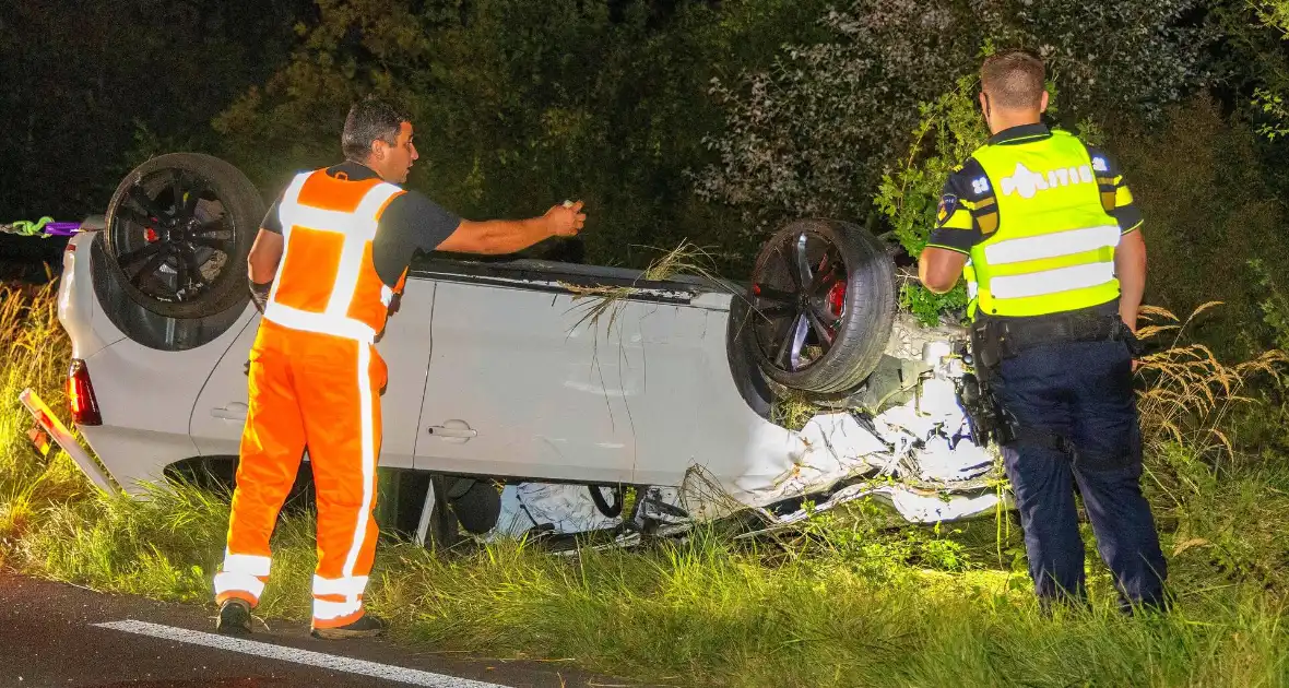 Auto belandt op de kop in bosschages - Foto 2