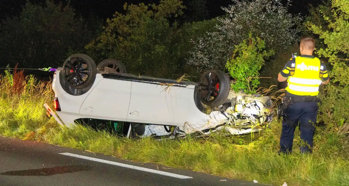 Auto belandt op de kop in bosschages - Foto 3