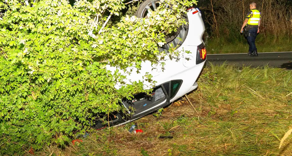 Auto belandt op de kop in bosschages - Foto 8