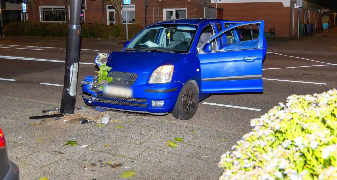 Bestuurder verliest controle over voertuig - Foto 10