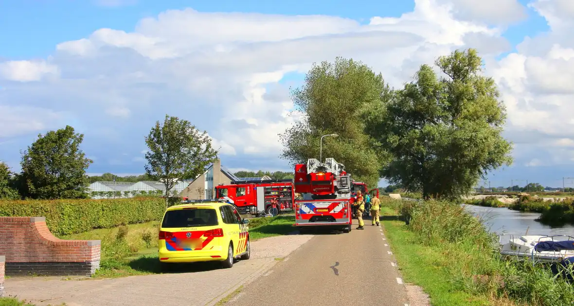 Motoragent treft fiets langs water aan