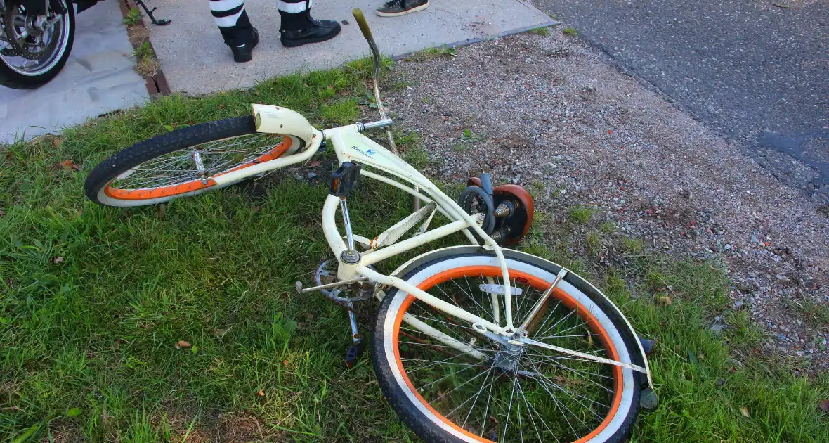 Motoragent treft fiets langs water aan - Foto 10