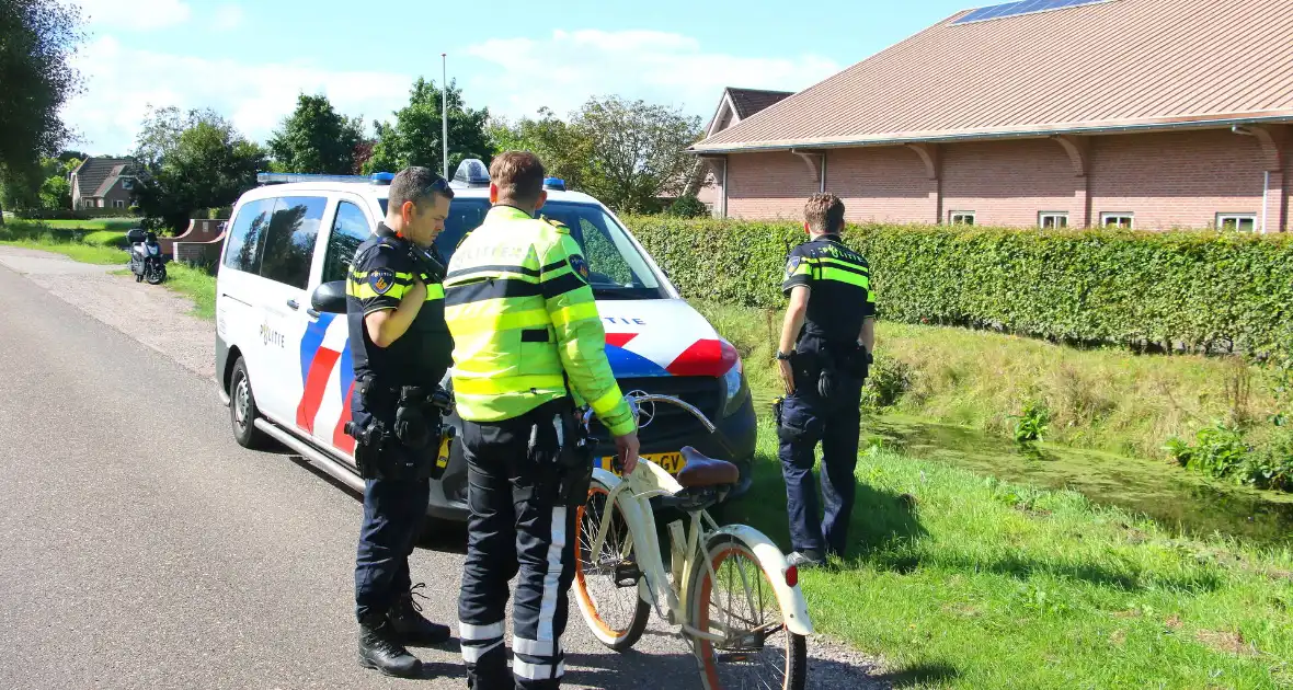 Motoragent treft fiets langs water aan - Foto 11