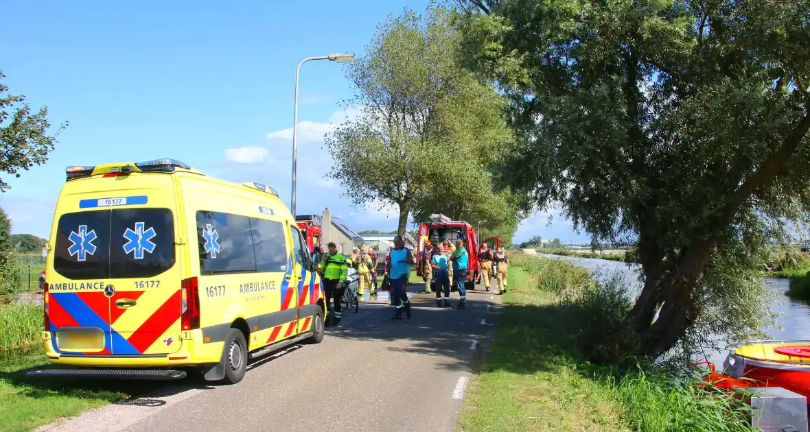 Motoragent treft fiets langs water aan - Foto 2