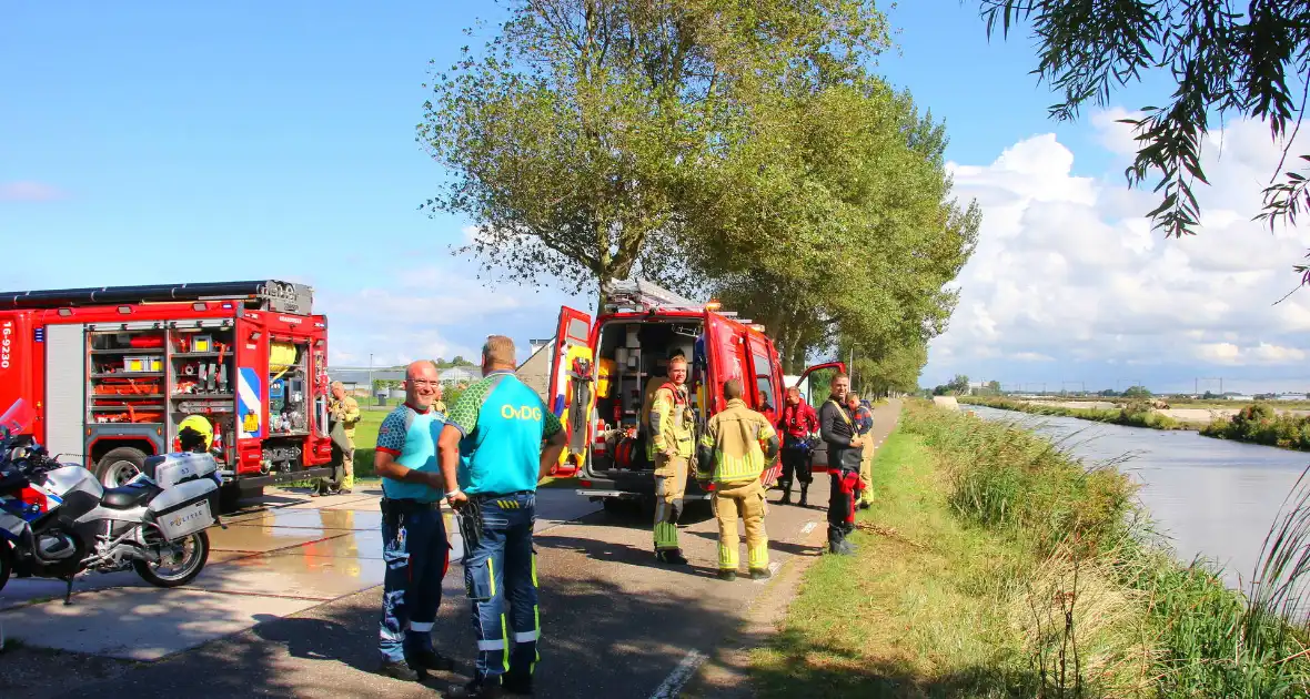 Motoragent treft fiets langs water aan - Foto 3