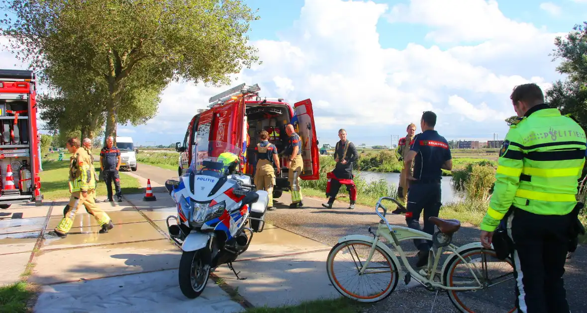 Motoragent treft fiets langs water aan - Foto 4