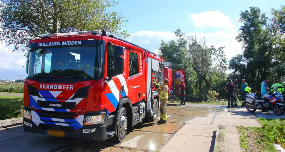 Motoragent treft fiets langs water aan - Foto 5