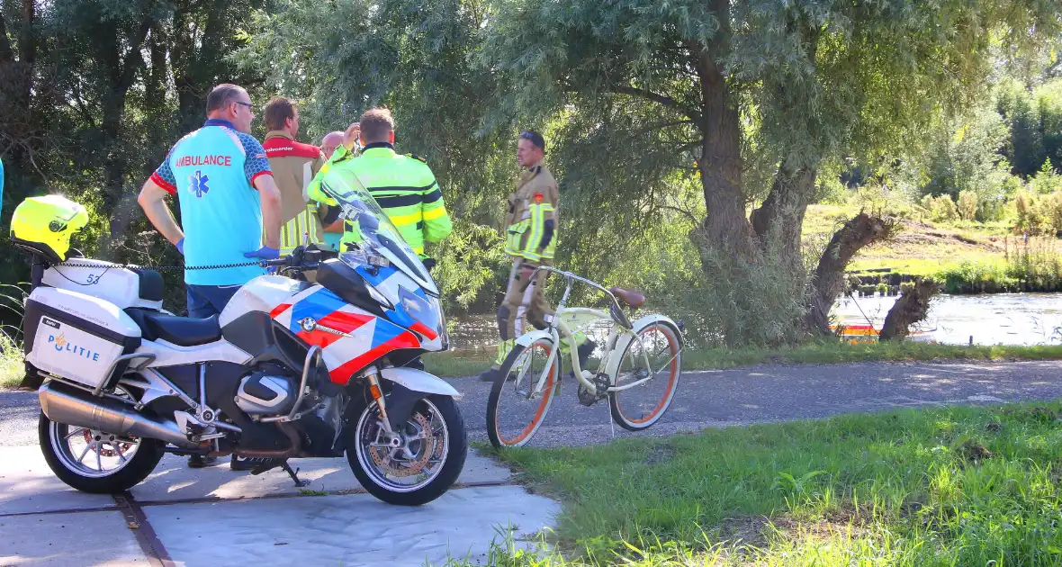 Motoragent treft fiets langs water aan - Foto 6