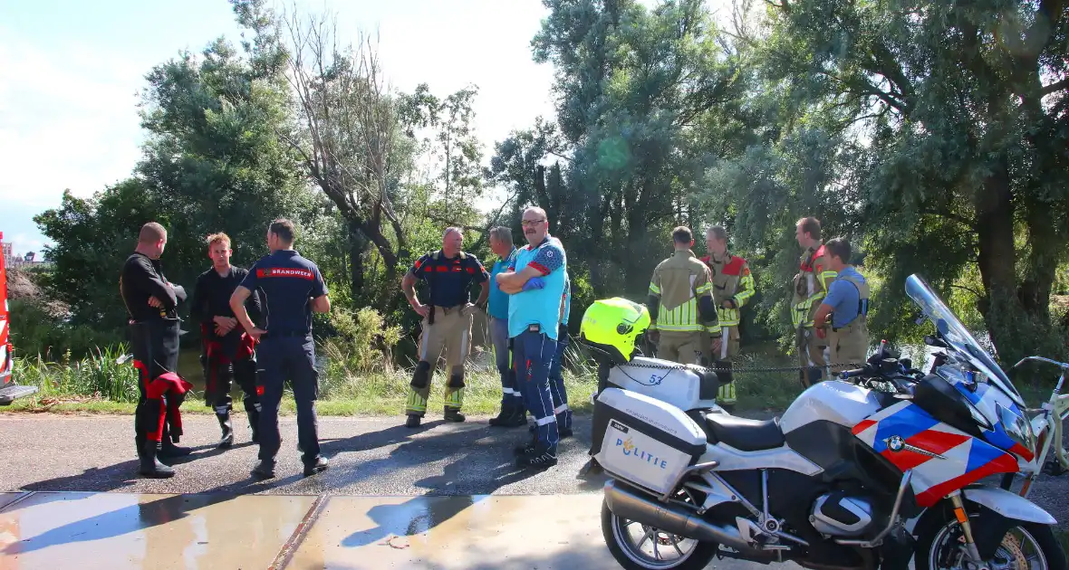 Motoragent treft fiets langs water aan - Foto 8