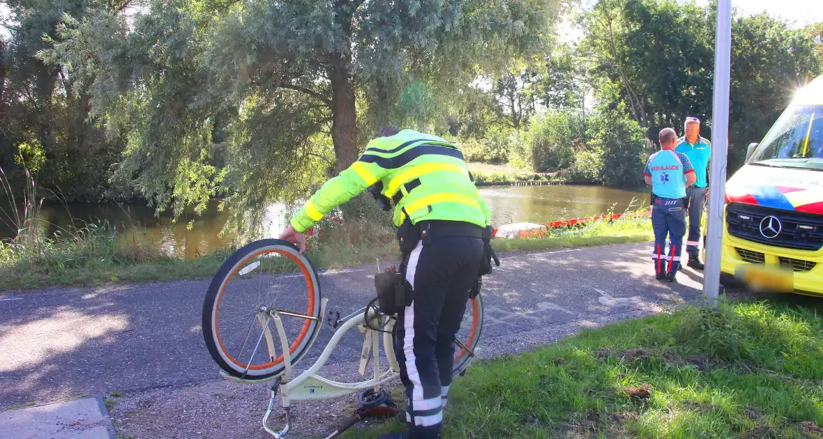 Motoragent treft fiets langs water aan - Foto 9