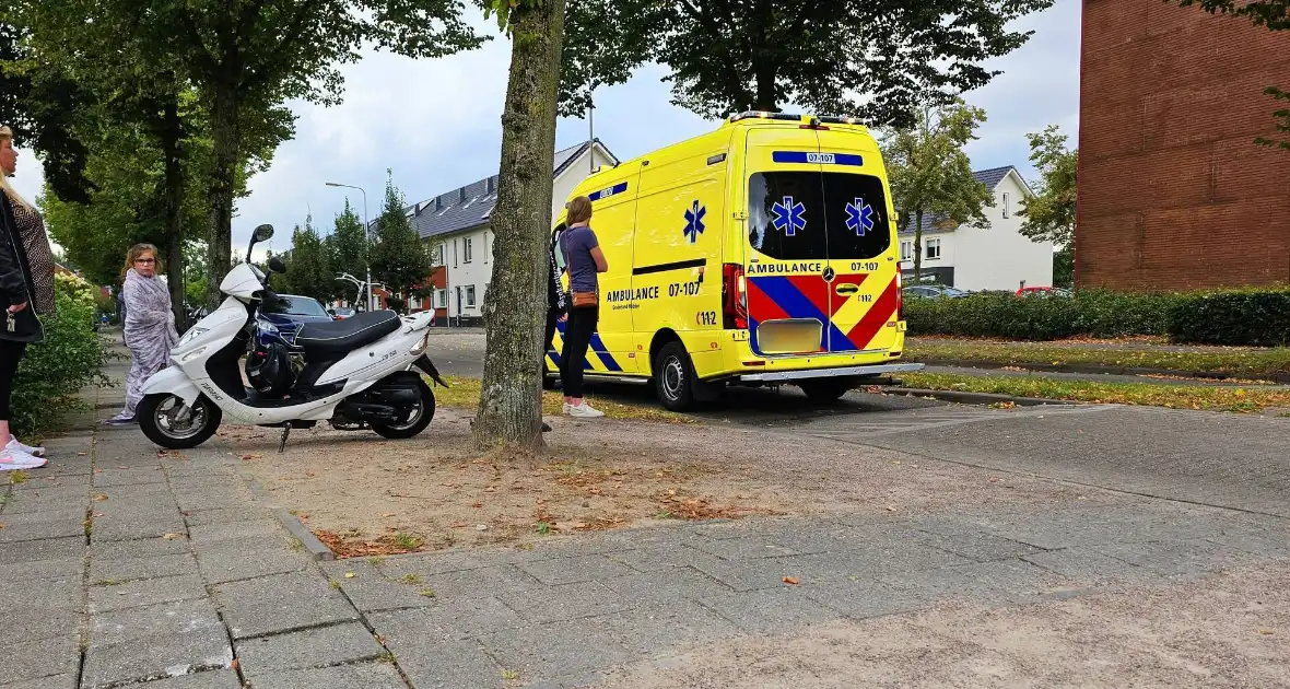 Scooter onderuit door losliggende tegels - Foto 1