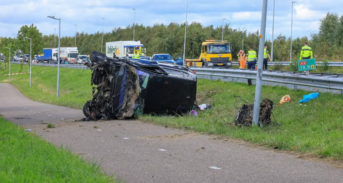 Auto vliegt over vangrail en belandt op naastgelegen fietspad