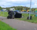 Auto vliegt over vangrail en belandt op naastgelegen fietspad