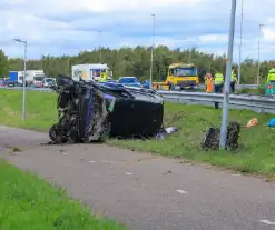 Auto vliegt over vangrail en belandt op naastgelegen fietspad