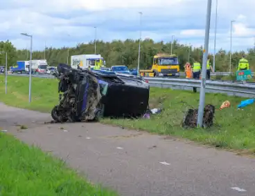 Auto vliegt over vangrail en belandt op naastgelegen fietspad