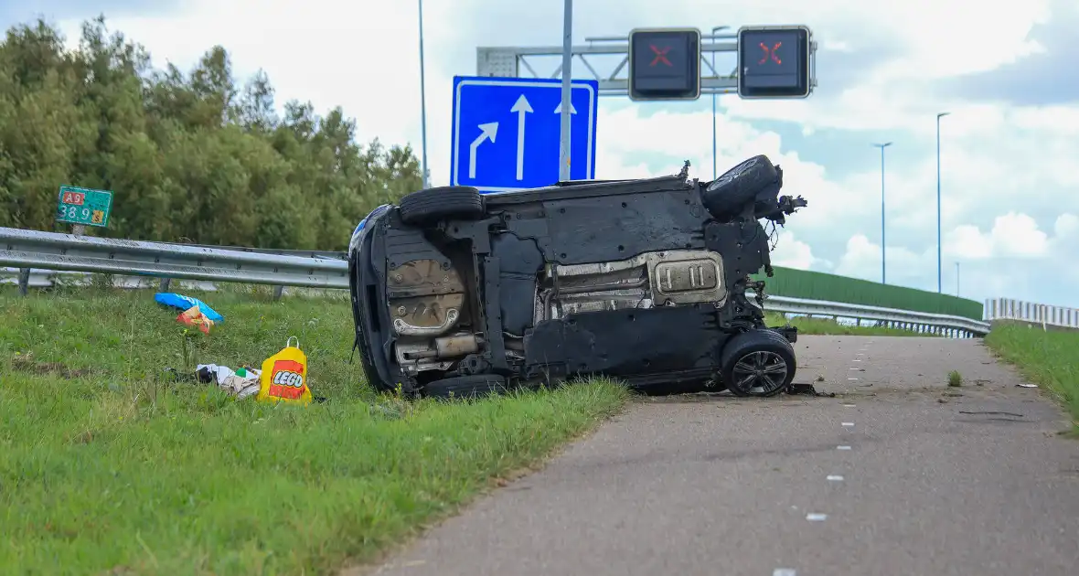 Auto vliegt over vangrail en belandt op naastgelegen fietspad - Foto 1