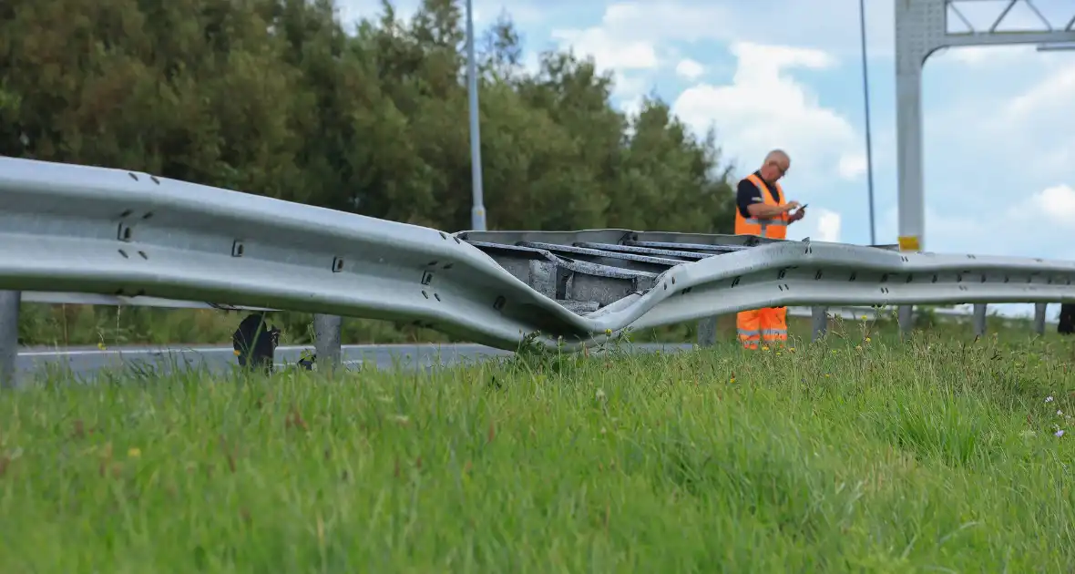 Auto vliegt over vangrail en belandt op naastgelegen fietspad - Foto 2