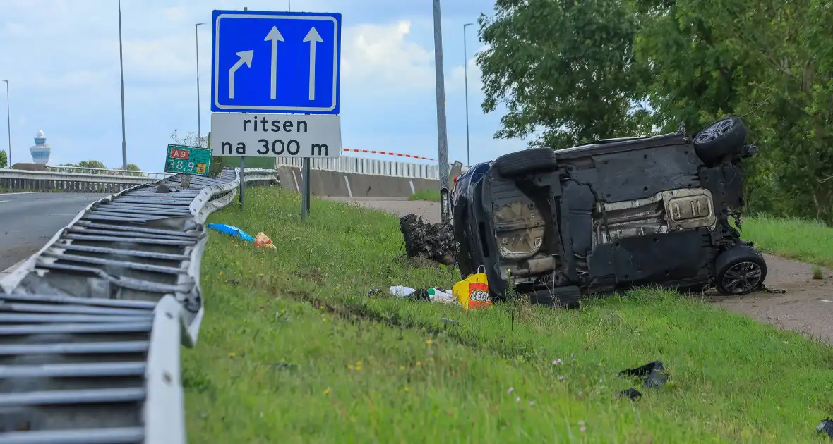 Auto vliegt over vangrail en belandt op naastgelegen fietspad - Foto 3