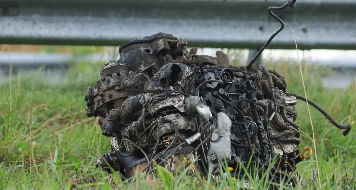 Auto vliegt over vangrail en belandt op naastgelegen fietspad - Foto 5