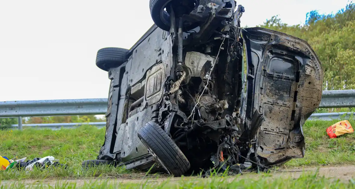 Auto vliegt over vangrail en belandt op naastgelegen fietspad - Foto 6