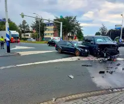 Stationwagen en bestelbus fiks beschadigd bij aanrijding