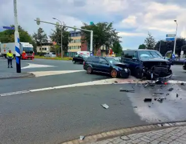 Stationwagen en bestelbus fiks beschadigd bij aanrijding