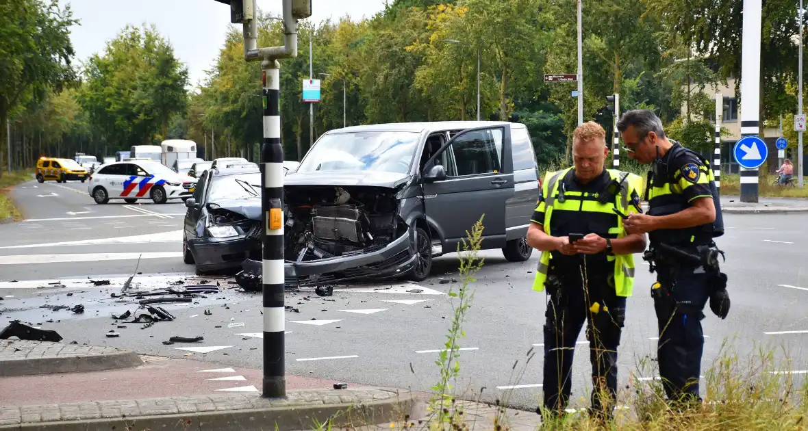 Stationwagen en bestelbus fiks beschadigd bij aanrijding - Foto 1