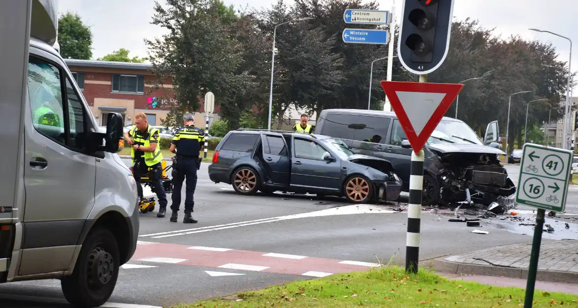 Stationwagen en bestelbus fiks beschadigd bij aanrijding - Foto 10