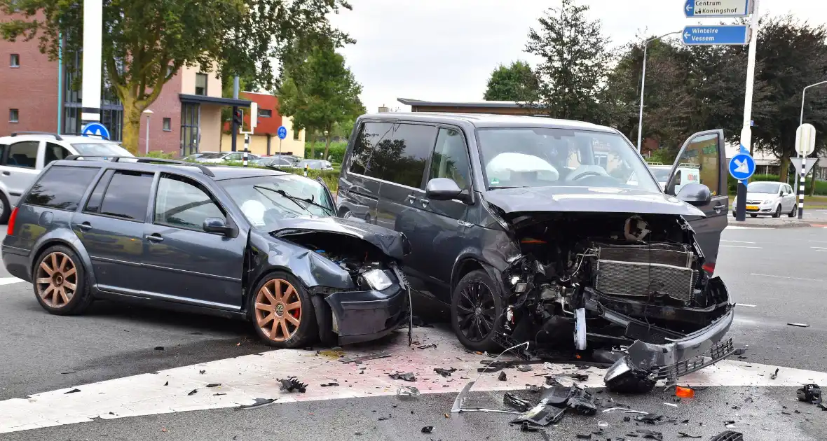 Stationwagen en bestelbus fiks beschadigd bij aanrijding - Foto 4