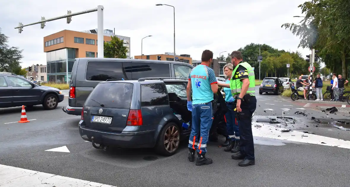 Stationwagen en bestelbus fiks beschadigd bij aanrijding - Foto 5