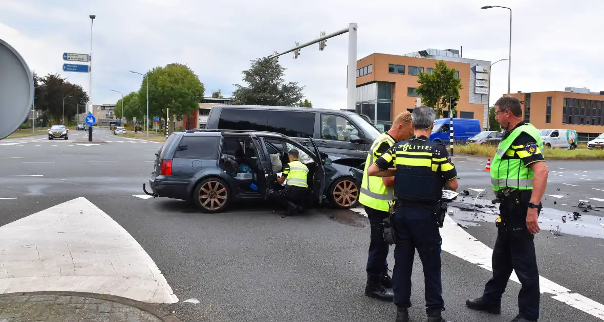 Stationwagen en bestelbus fiks beschadigd bij aanrijding - Foto 6