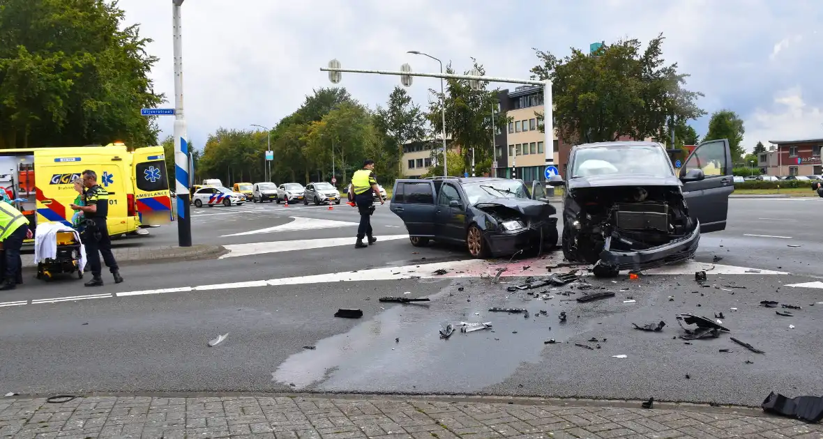 Stationwagen en bestelbus fiks beschadigd bij aanrijding - Foto 7