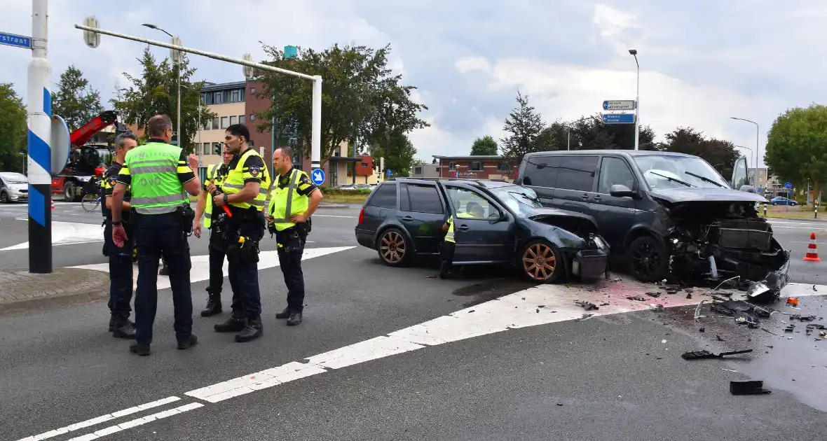 Stationwagen en bestelbus fiks beschadigd bij aanrijding - Foto 9