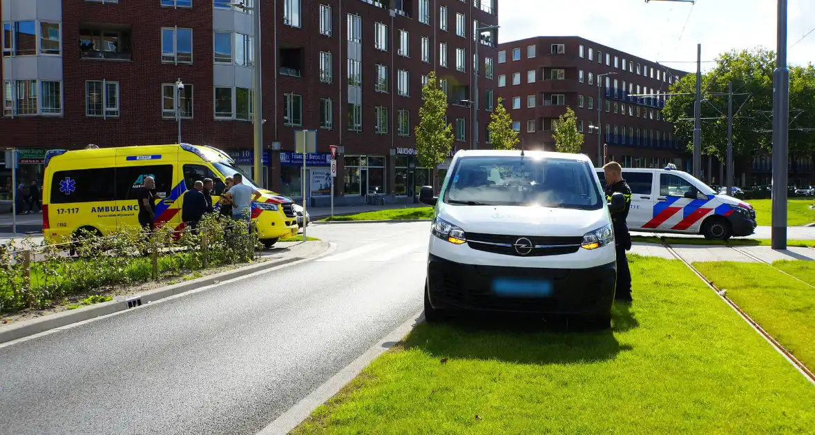 Vrouw geschept tijdens oversteken door taxibus