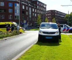 Vrouw geschept tijdens oversteken door taxibus