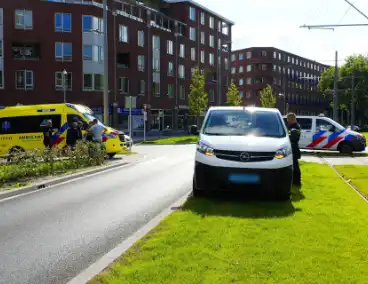 Vrouw geschept tijdens oversteken door taxibus