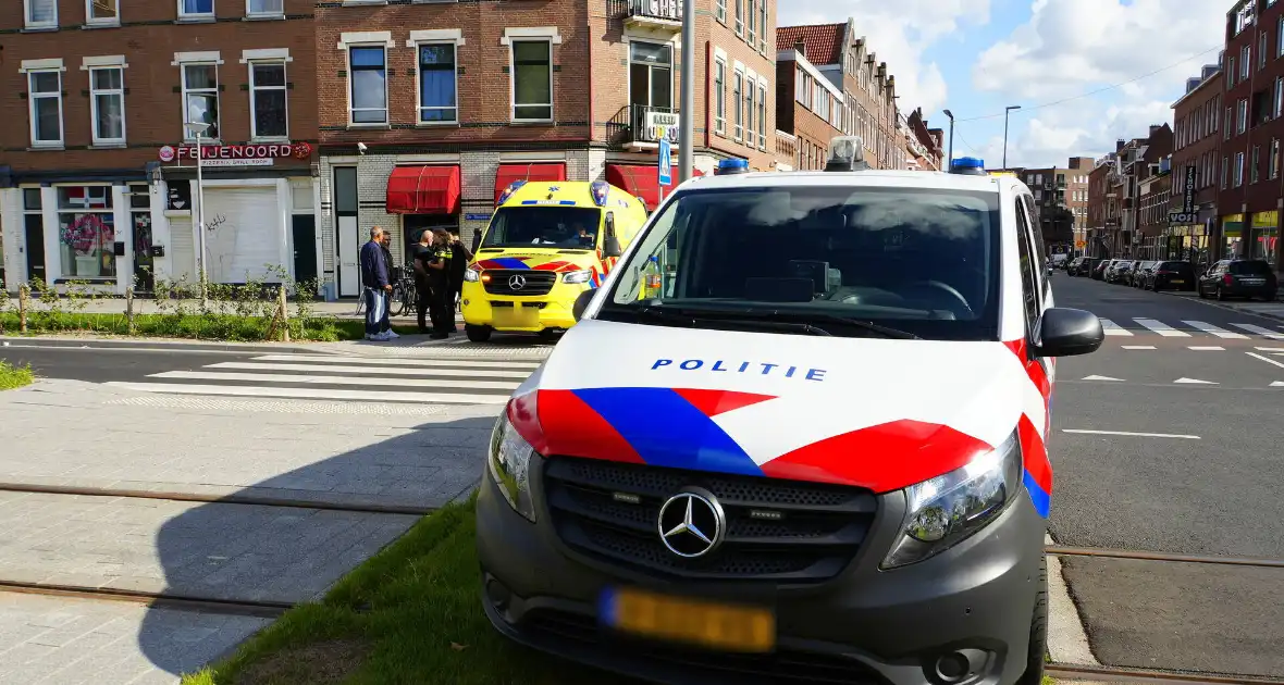 Vrouw geschept tijdens oversteken door taxibus - Foto 3